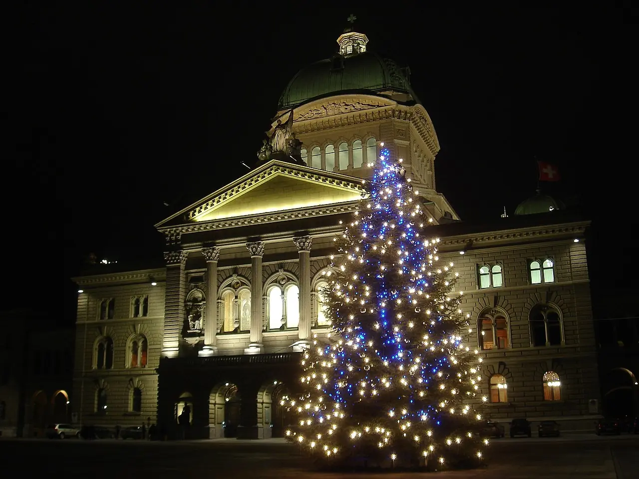 Federal Palace with an illuminated Christmas tree on Bundesplatz at night (December 2005), a few steps from the Sternenmarkt