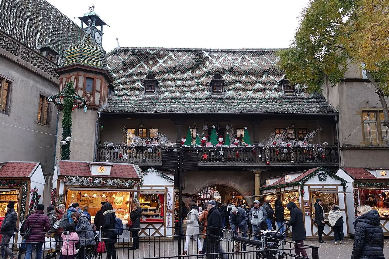 Christmas huts in front of the Koïfhus, the old customs house, by day