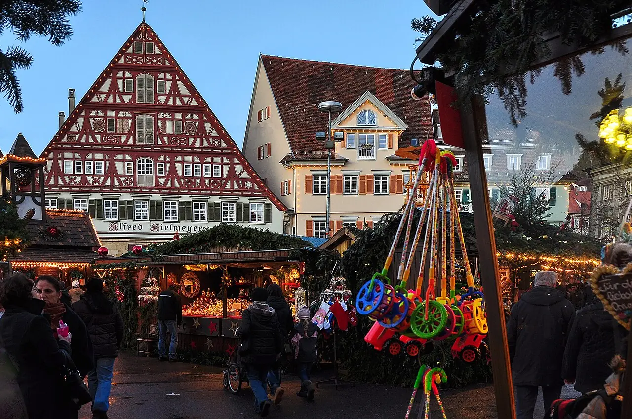 Stalls in front of the Kielmeyerhaus on Marktplatz at dusk