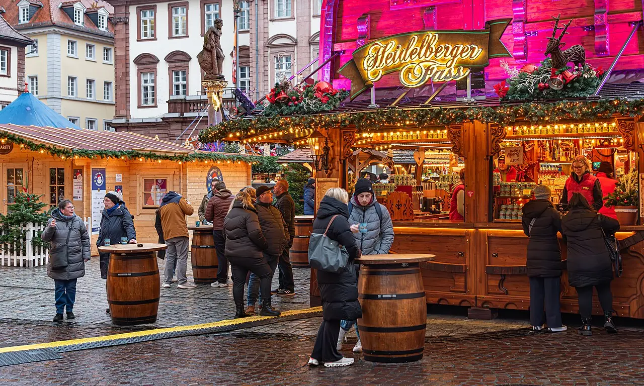 «Heidelberger Fass» stall and standing tables made from barrels on Marktplatz by the Herkulesbrunnen, in the late afternoon