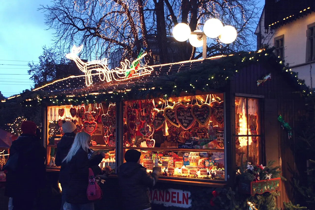 Hut with gingerbread hearts and candied almonds at the blue hour