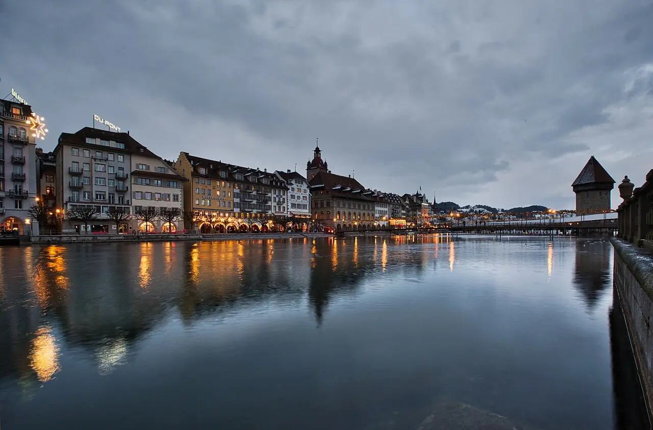 The Reuss with Rathausquai and the Kapellbrücke, fairy lights and Christmas star at dusk (December 2017)