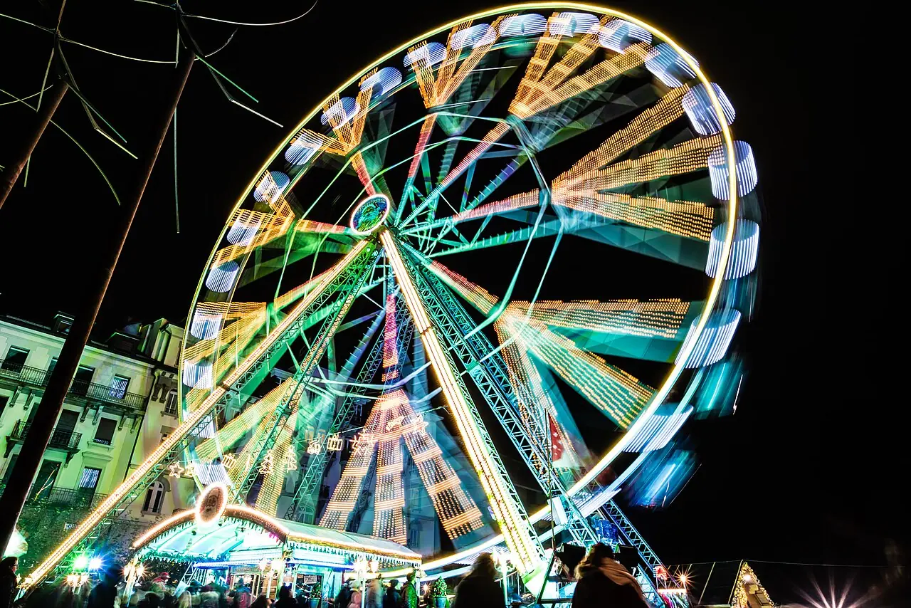 Rotating, illuminated Ferris wheel of the Christmas market at night, long exposure (2016)