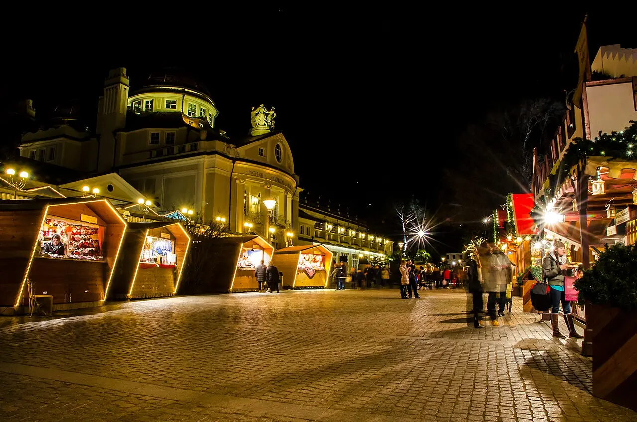 Illuminated huts on the Kurpromenade at night, the Kurhaus on the left