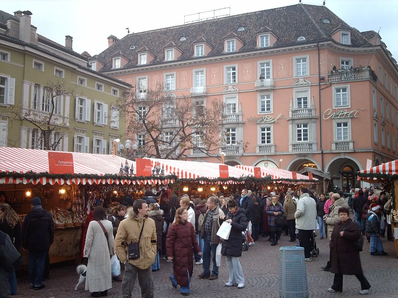 Stalls and visitors on Waltherplatz in Bolzano by day (2006)