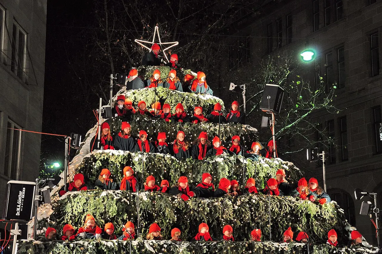 Children's choir on the illuminated Singing Christmas Tree at Werdmühleplatz in the evening (2010)