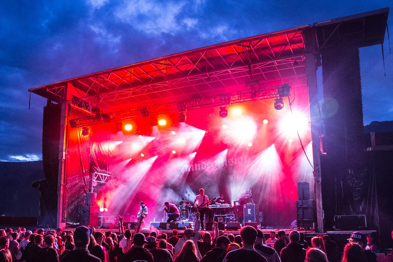 Band auf der Bühne des Greenfield Festival in Interlaken