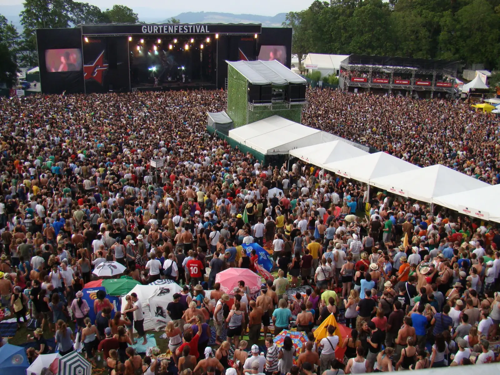 Grosse Menschenmenge vor der Hauptbühne des Gurtenfestivals auf dem Gurten bei Bern