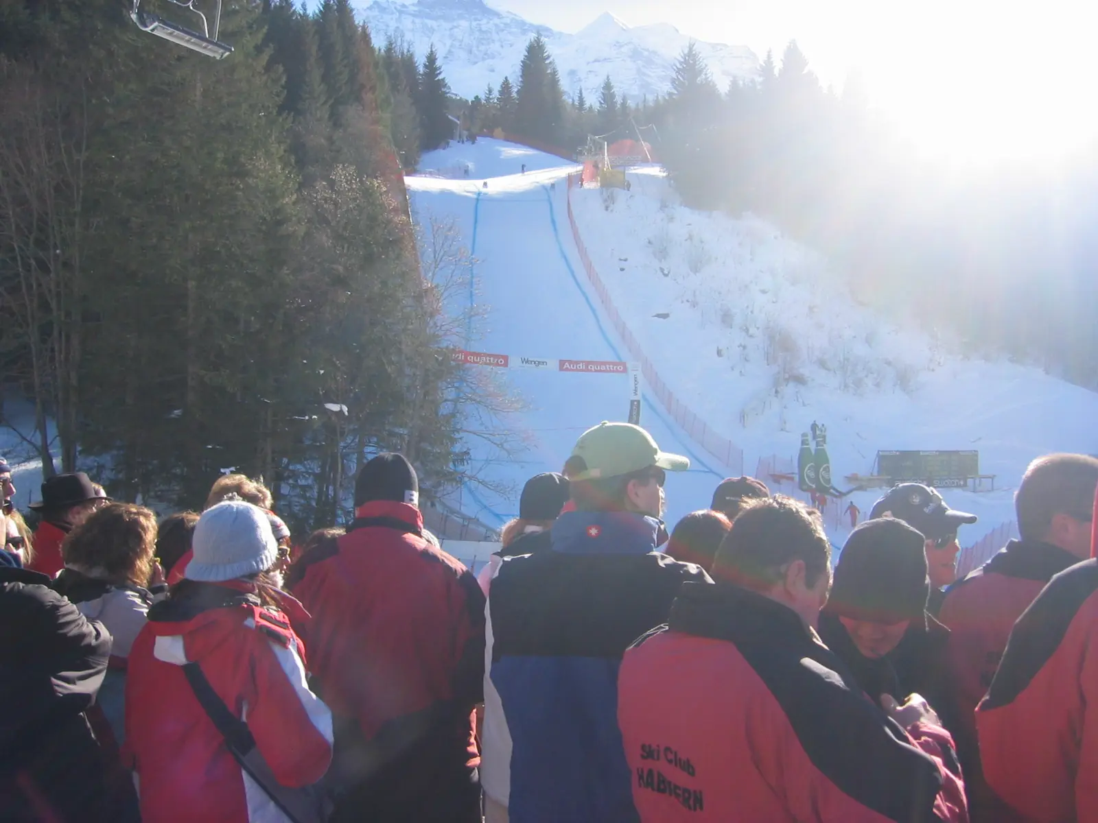 Zuschauer im Zielgelände des Lauberhornrennens in Wengen