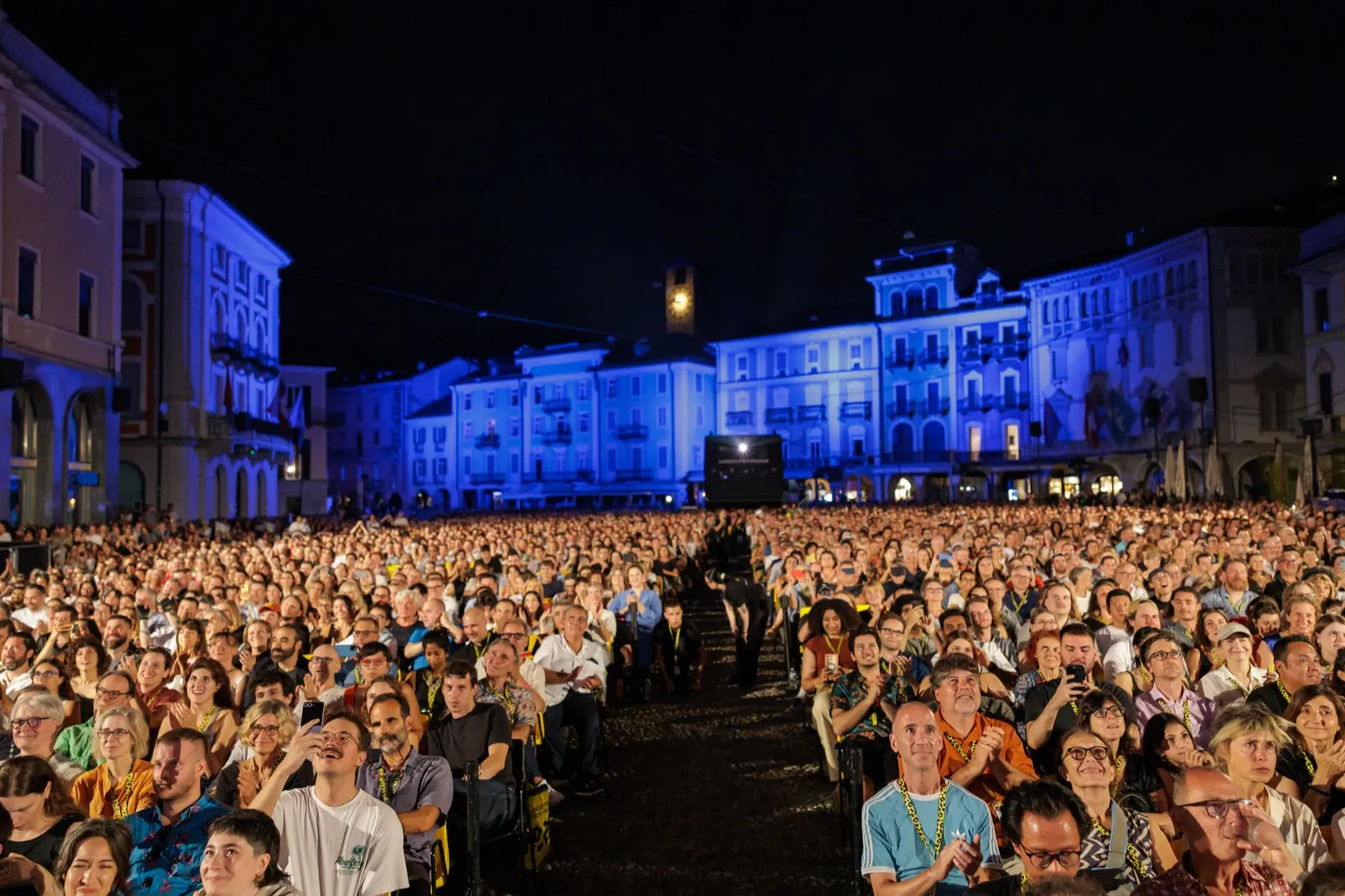 Tausende Zuschauer bei einer Abendvorführung auf der Piazza Grande am Locarno Film Festival
