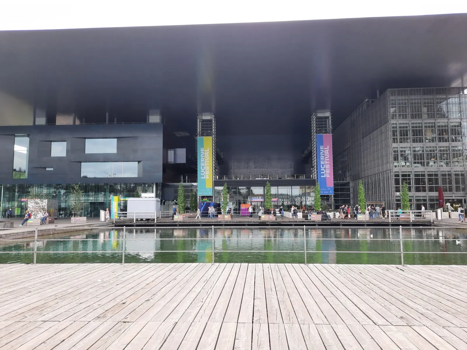 Das KKL Luzern mit den Bannern des Lucerne Festival, davor das Wasserbecken