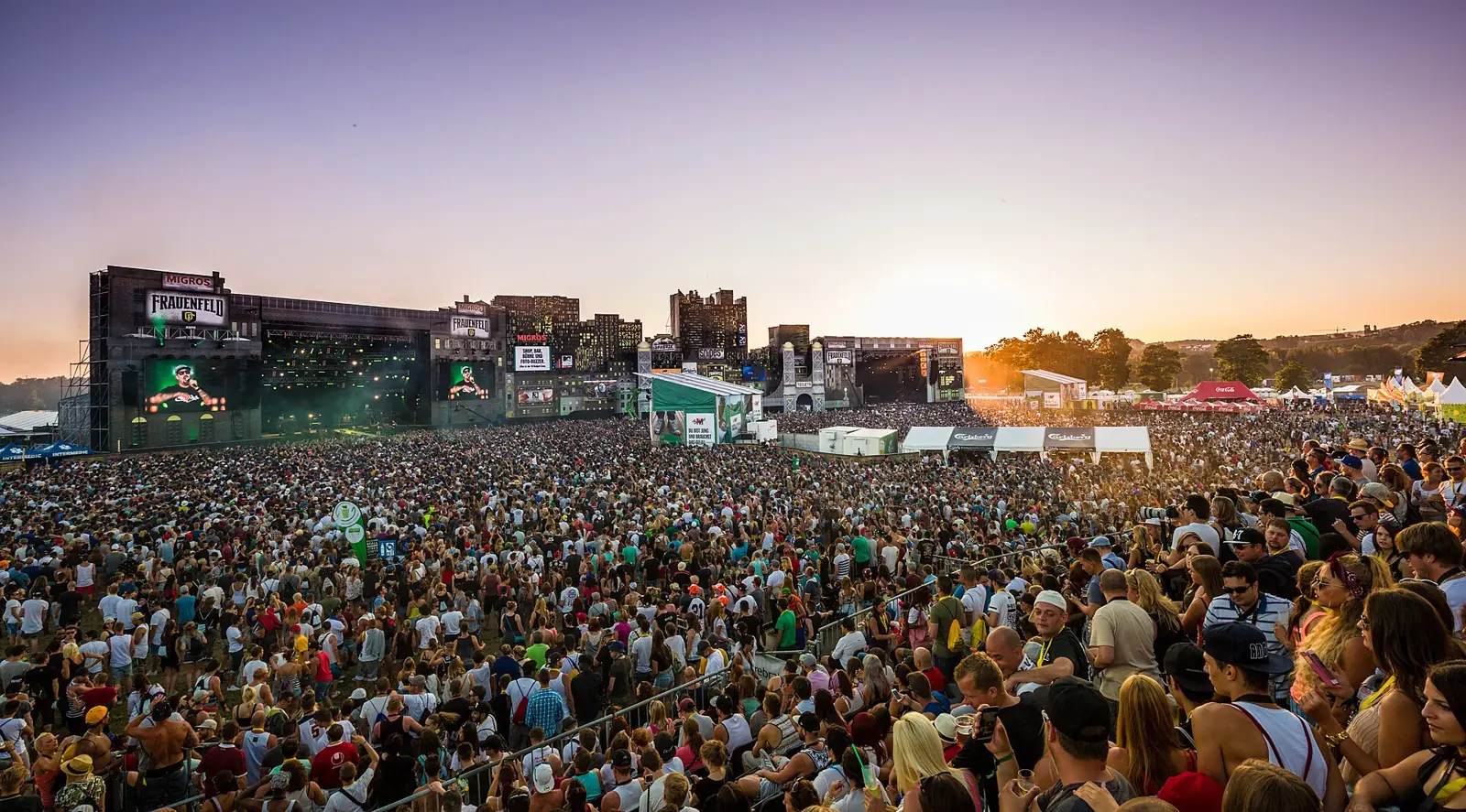 Publikum vor der Hauptbühne des Openair Frauenfeld bei Sonnenuntergang