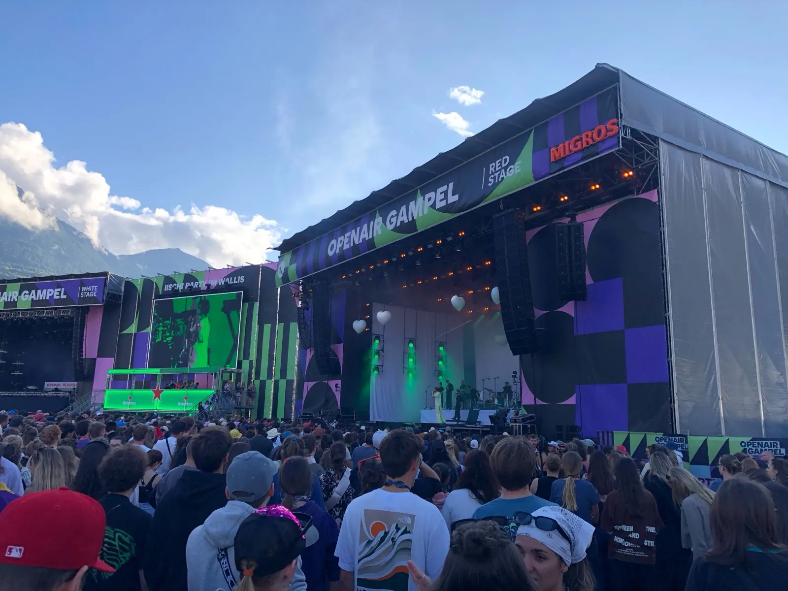 Publikum vor der Red Stage am Openair Gampel, im Hintergrund die Walliser Berge