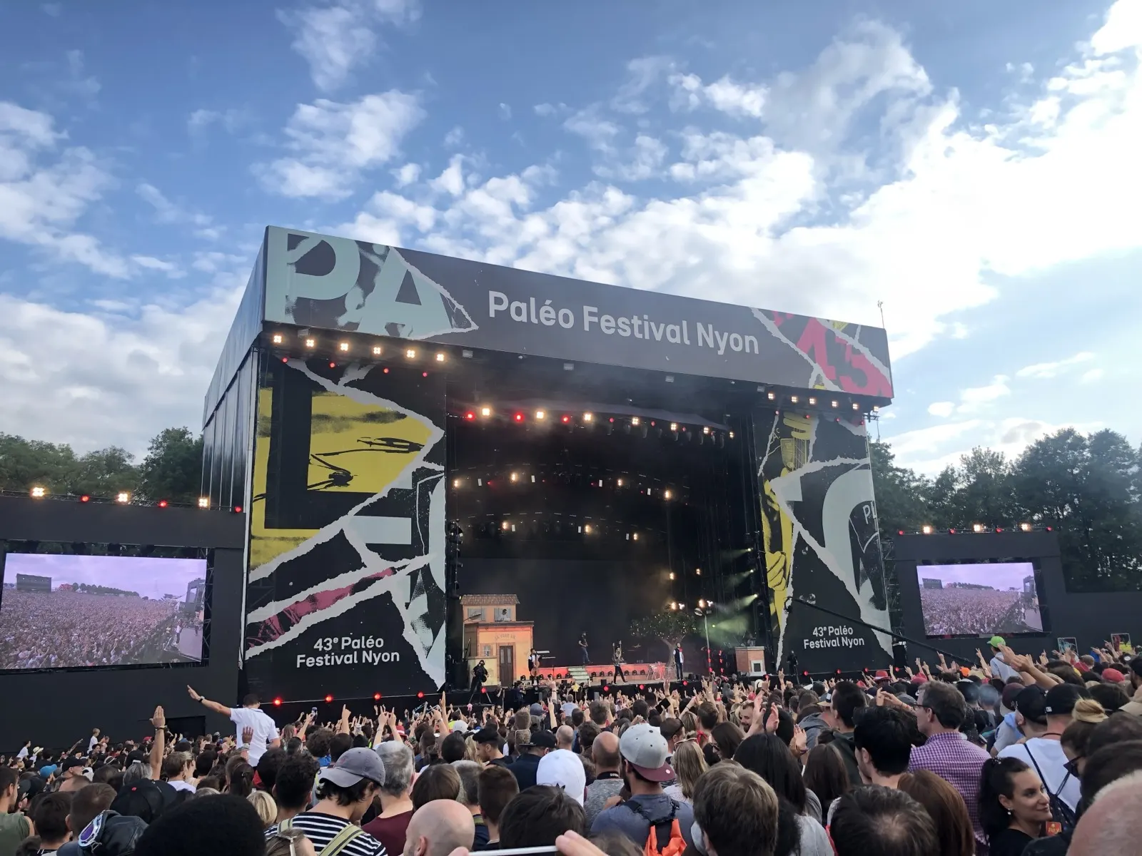 Grande Scène des Paléo Festival Nyon mit dichtem Publikum unter blauem Himmel