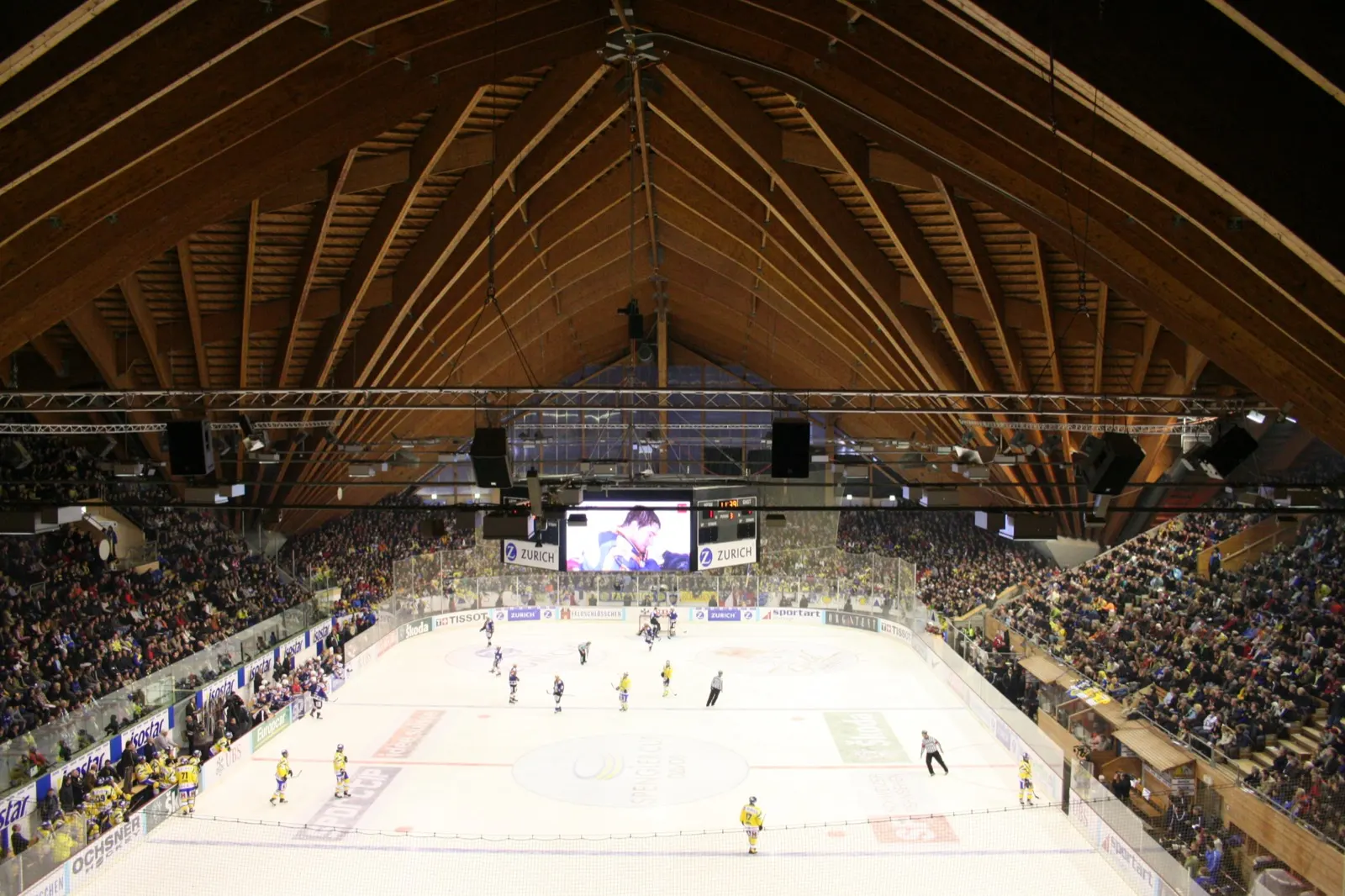 Volle Eishalle in Davos mit Holzdach während eines Spiels am Spengler Cup