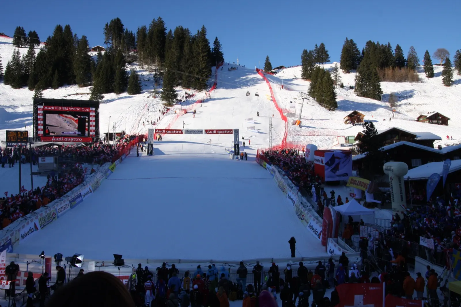 Zielgelände am Chuenisbärgli in Adelboden mit Publikum beim Weltcup-Slalom