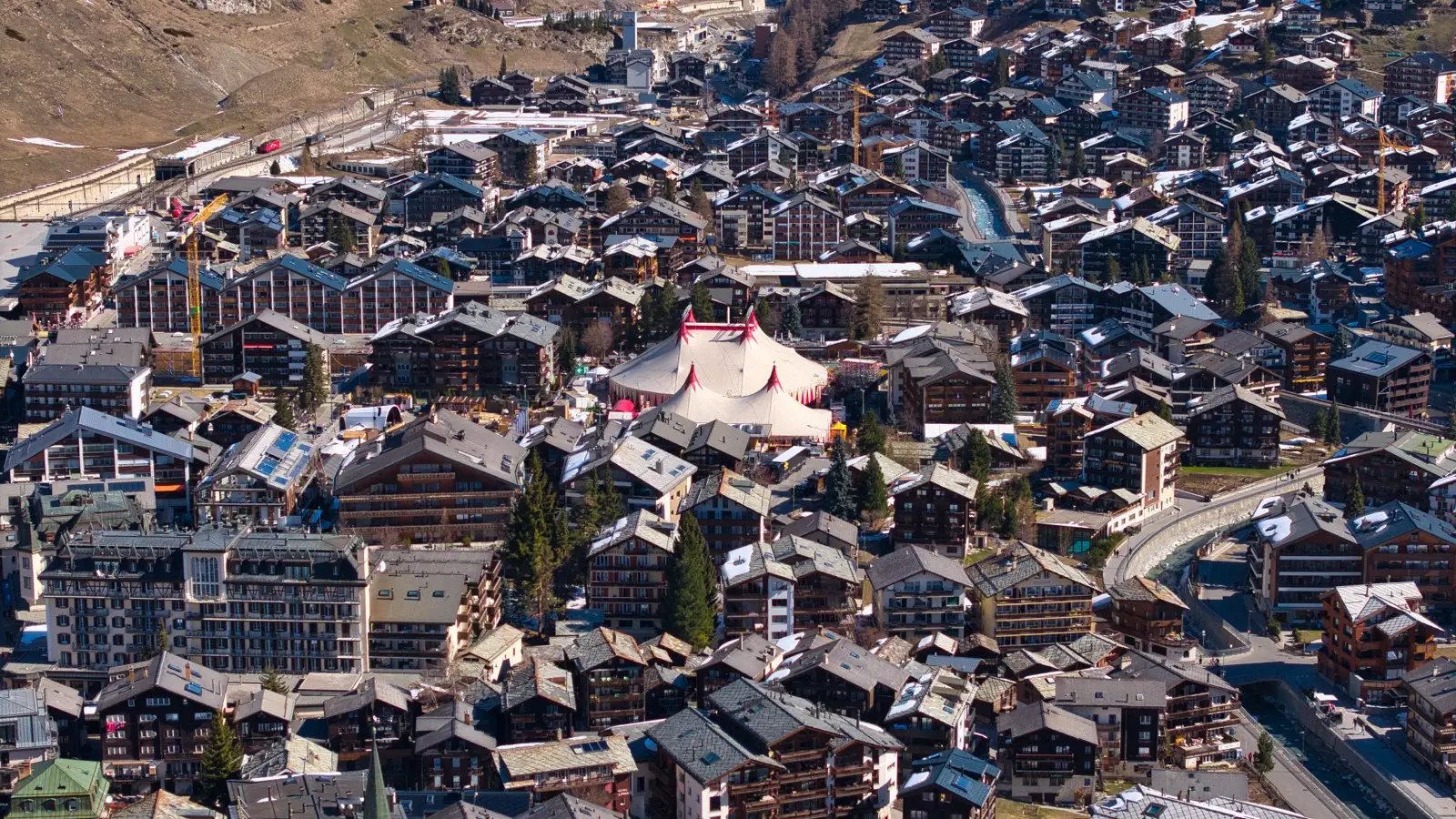 Zermatt von oben mit dem Festivalzelt von Zermatt Unplugged zwischen den Häusern