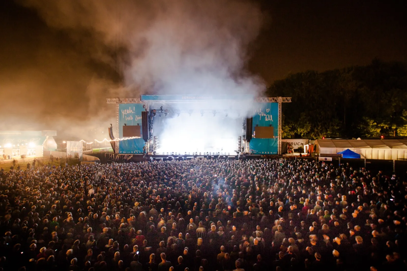 Riesige Menschenmenge vor der Hauptbühne des Zürich Openair bei Nacht